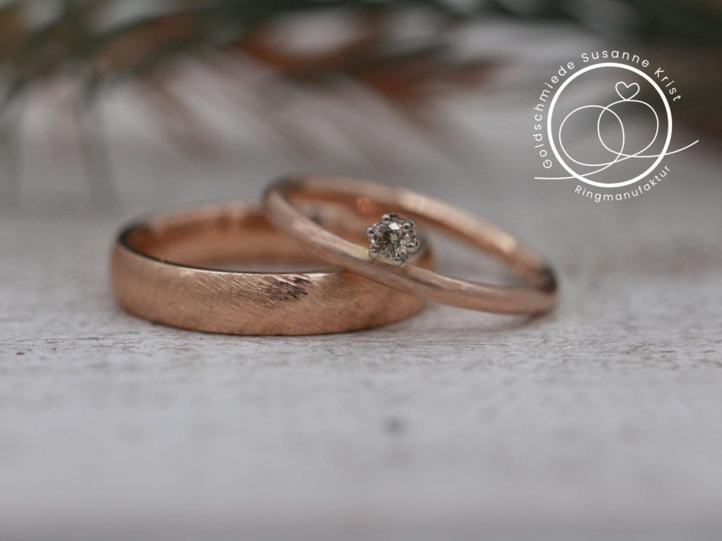 Besonders schöne Rotgoldringe mit Dünemuster und Strichmattierung.