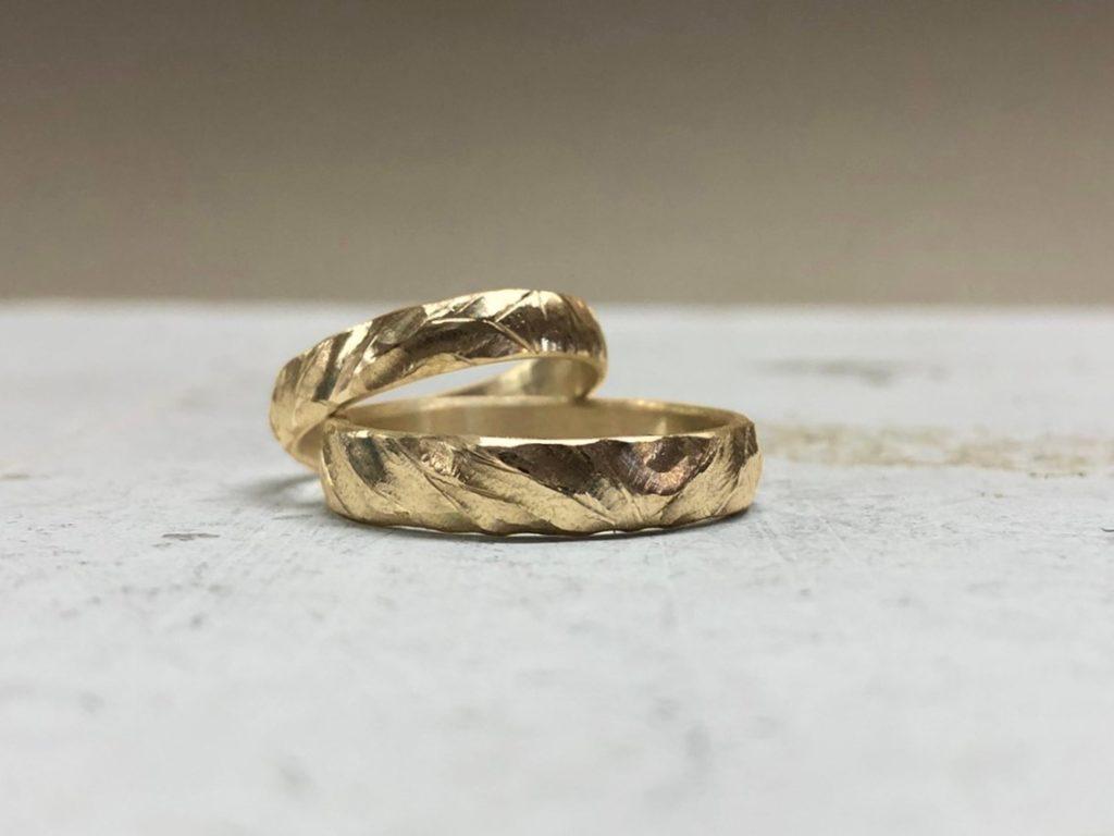 Atemberaubende Eheringe mit starkem Muster, dem landschaftsähnlichen Buchtmuster