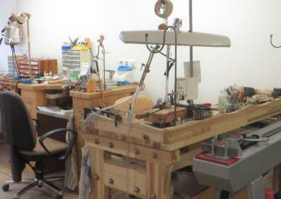 Unsere mit allerlei Werkzeugen ausgestatteten Goldschmiede-Werktische.