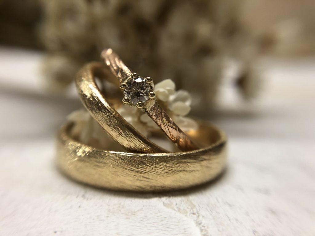 750 Eheringe mit kratzfester Oberfläche und Rotgoldverlobungsring Acorna