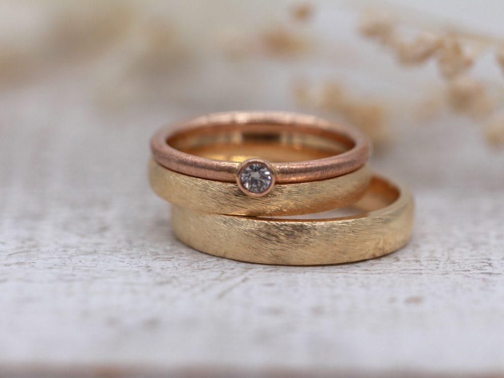 750 Goldringe mit Rotgold Verlobungsring kombiniert. Dünemuster