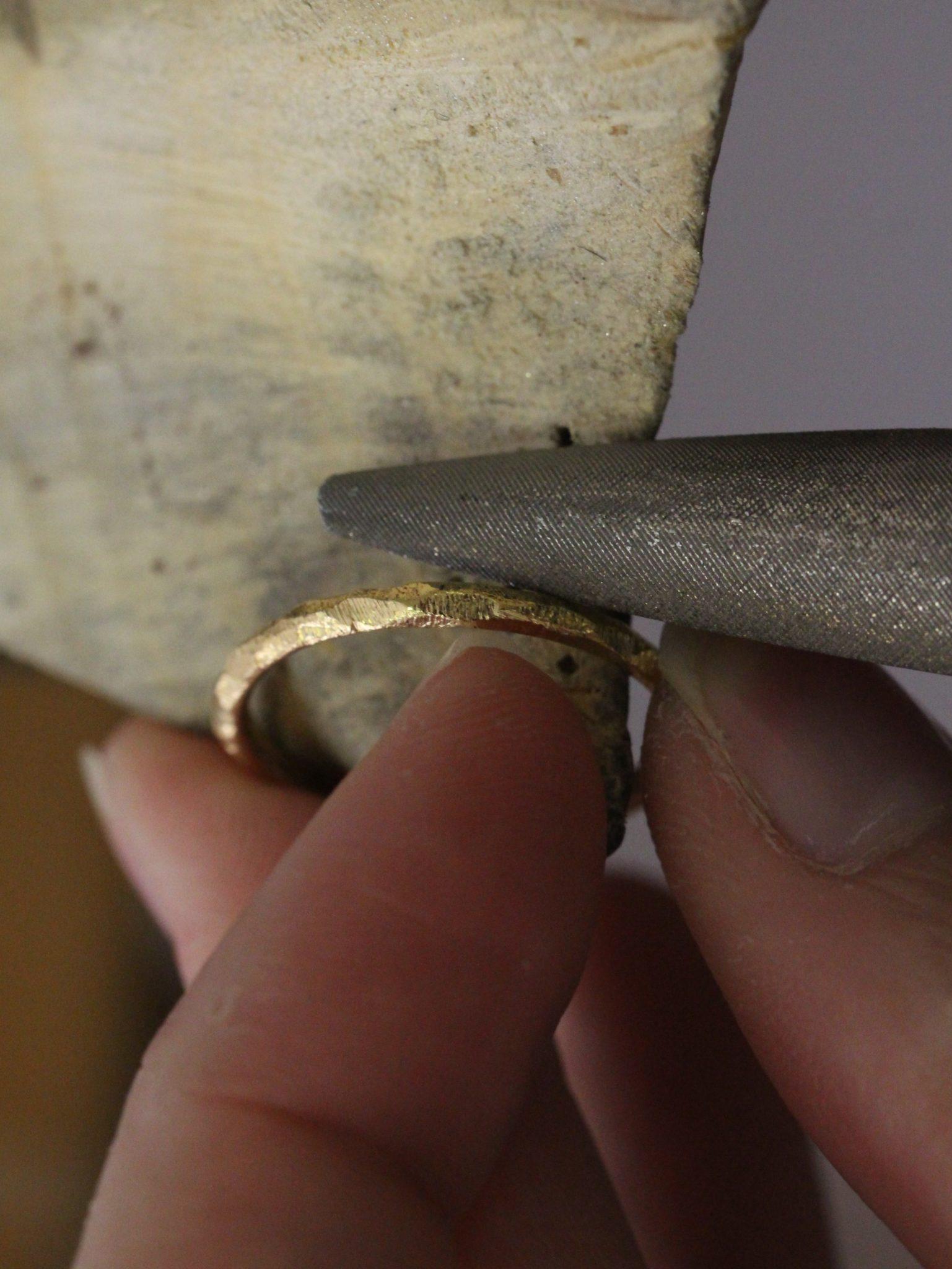 Verlobungsring selbst schmieden im Kurs, es wird ein Ring gefeilt bei Susanne Krist