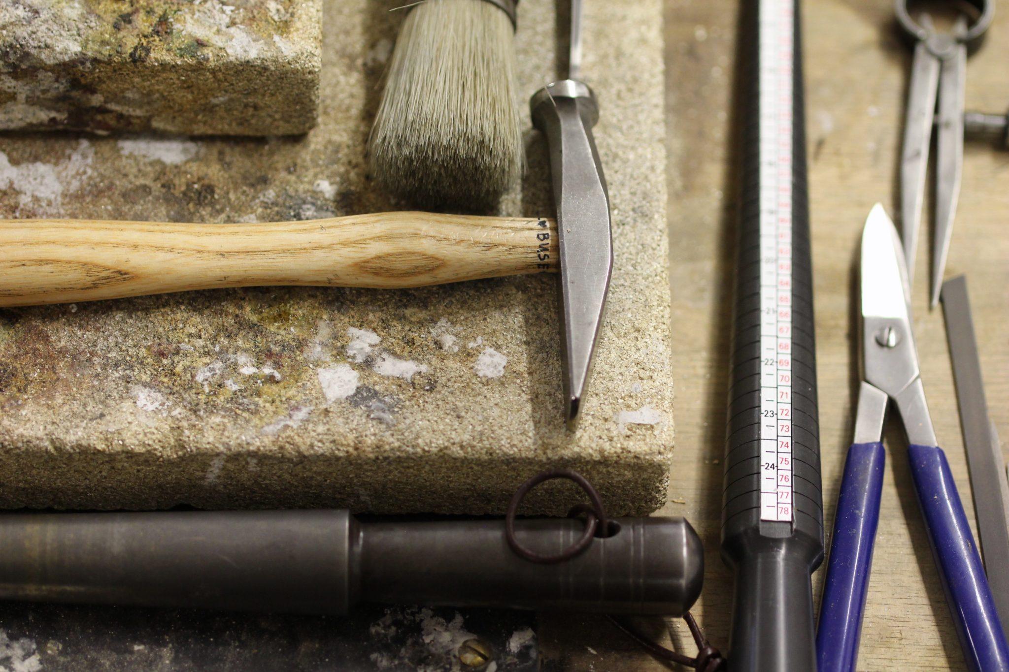 Verlobungsring selbst schmieden am Goldschmiedetisch bei Susanne Krist