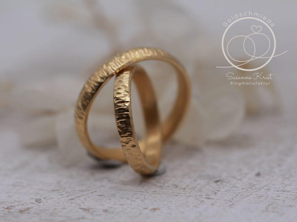 Baumrinde Ringe aus Gold, geschmiedet im Trauringkurs.