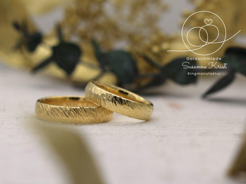 Baumrinde Trauringe aus Gold, geschmiedet im Eheringe-selber-machen-Kurs