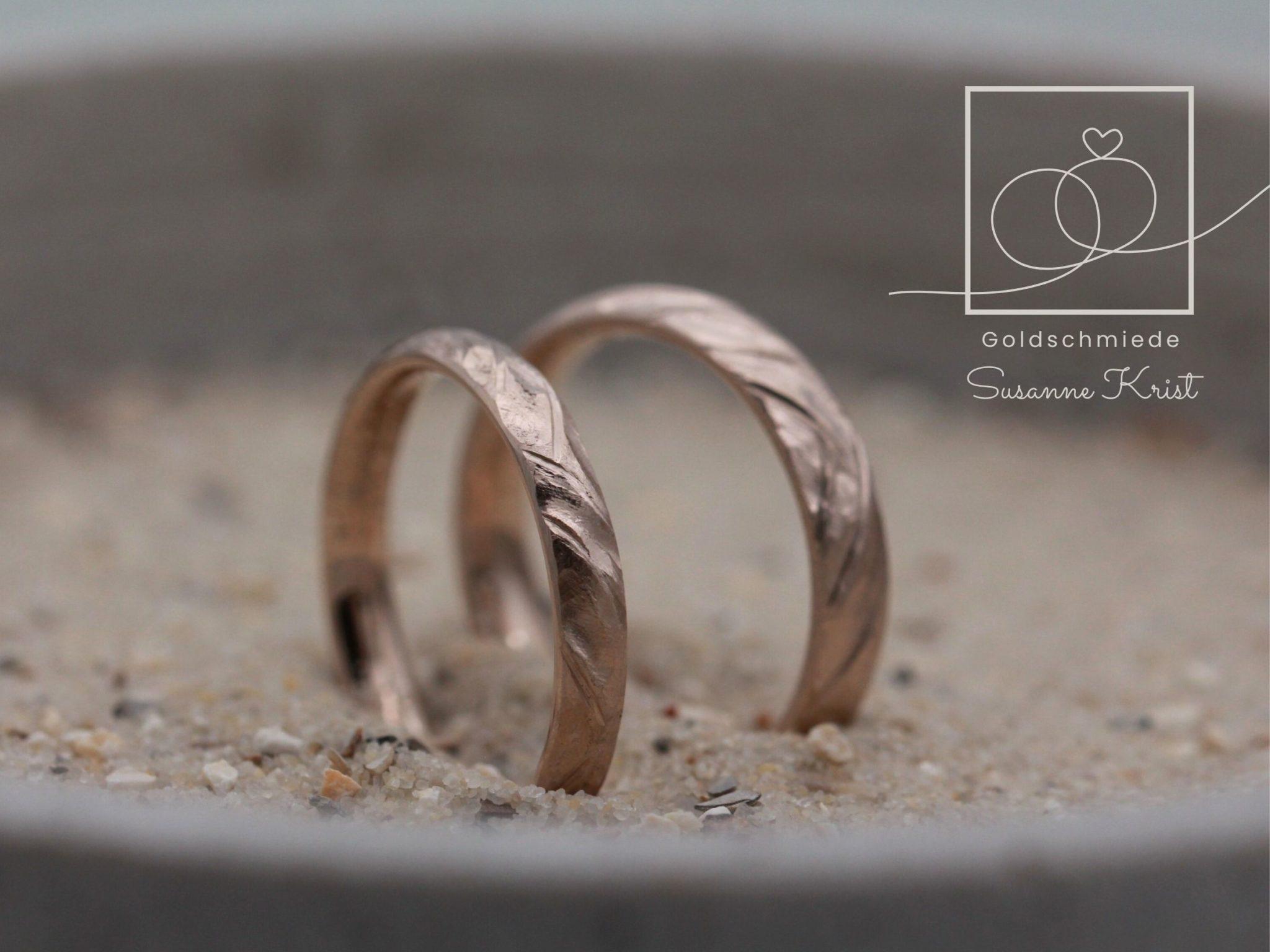 Braune Trauringe aus Haselnussgold bzw. Toffeegold mit Buchtmuster. Braune Trauringe aus Haselnussgold bzw. Toffeegold mit Buchtmuster.