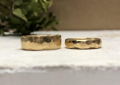 Breite grobe Goldringe mit Hammerschlag Felsmuster