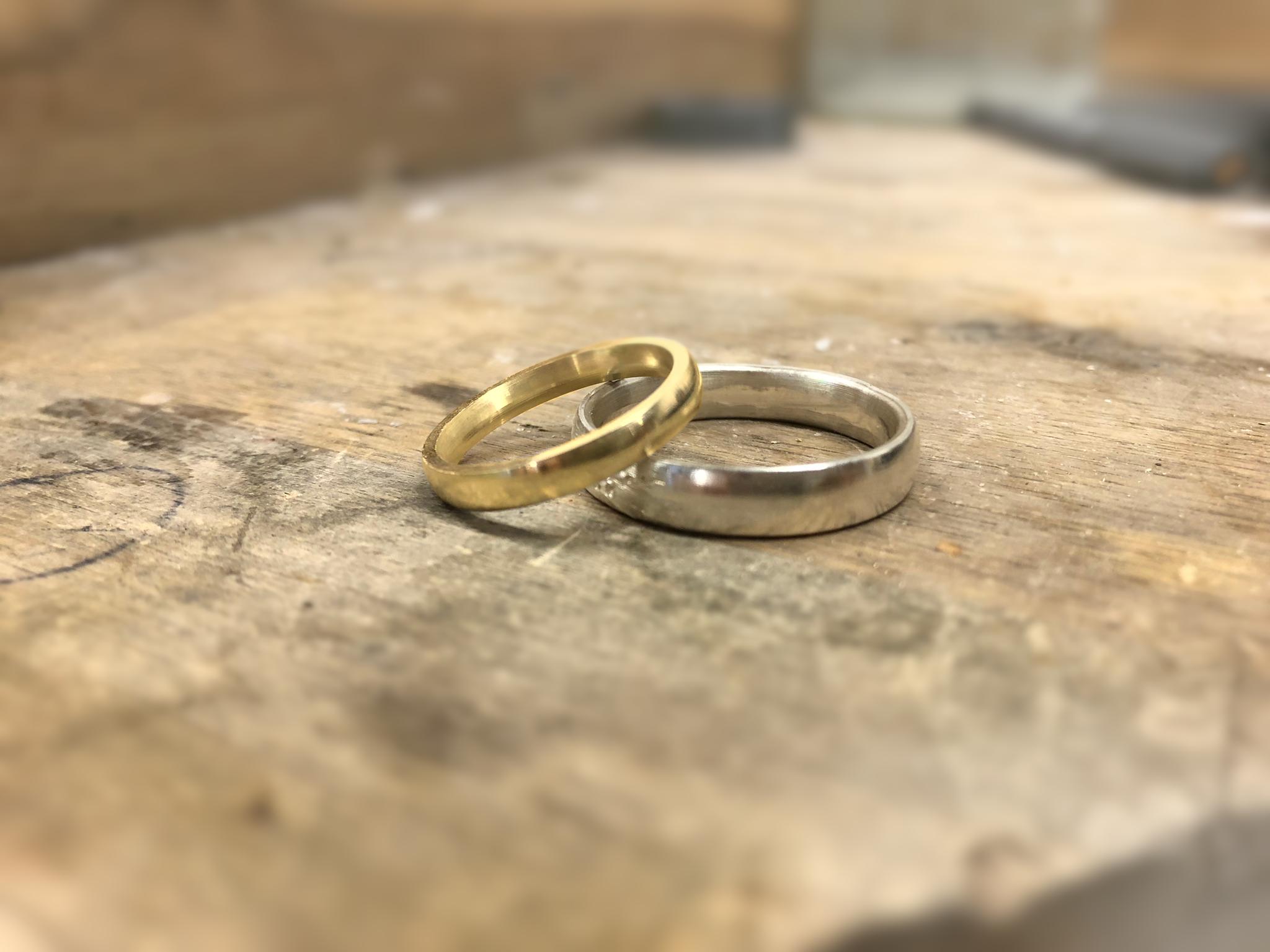 Eheringe im Trauringkurs selber schmieden und Ringe auf dem Werktisch in der Goldschmiede Susanne Krist Eheringe im Trauringkurs selber schmieden und Ringe auf dem Werktisch in der Goldschmiede Susanne Krist