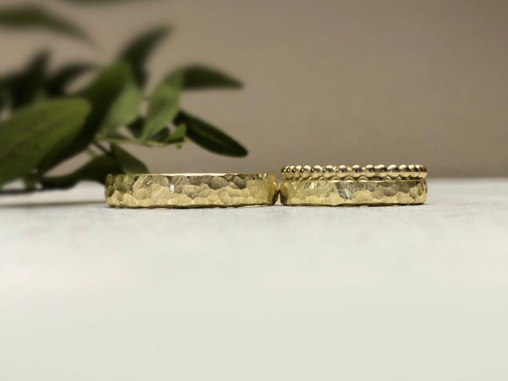 Feine Hammerschlagringe in Gold mit Grübchenstruktur und Kugelring