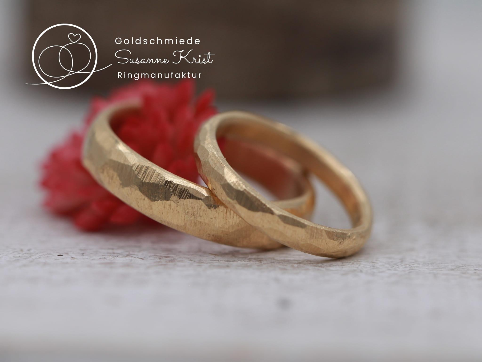 Felsmuster Trauringe aus Gold. Felsmuster Trauringe aus Gold.