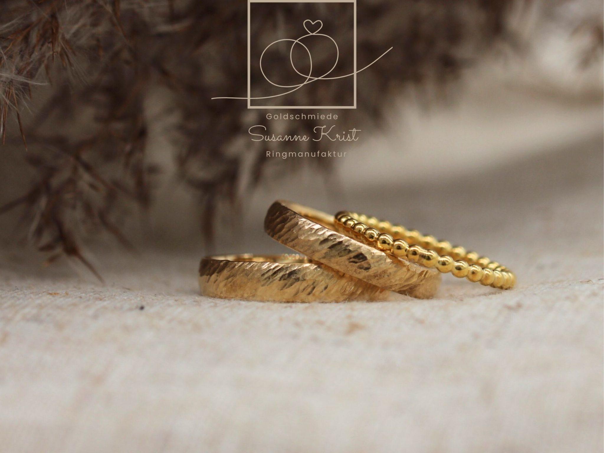 Geriffelte Trauringe mit schrägem Muster namens Diagonal. Geriffelte Trauringe mit schrägem Muster namens Diagonal.