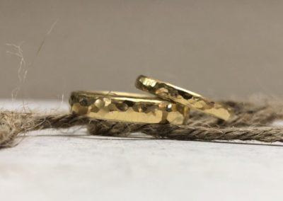 Hammerschlageheringe in Gold breit und schmal mit geschmiedet mit Kugel