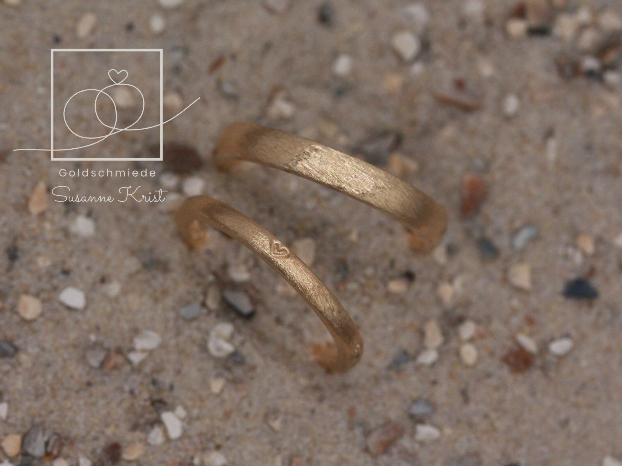 Dünne Goldringe mit Herz und Dünemuster. Dünne Goldringe mit Herz und Dünemuster.