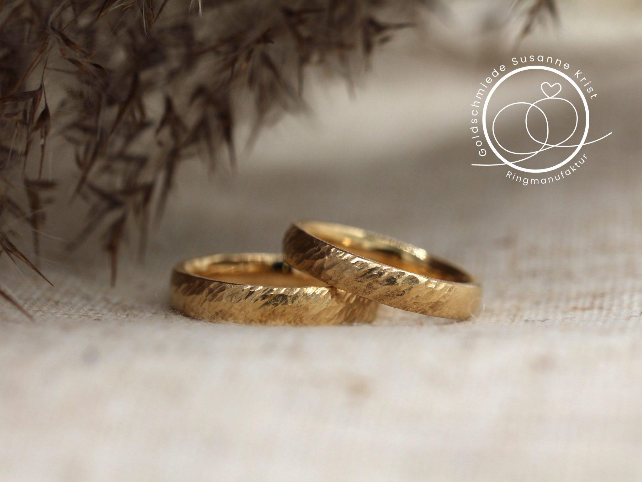 Ringe mit schrägem Muster und diagonalen Linien. Ringe mit schrägem Muster und diagonalen Linien.