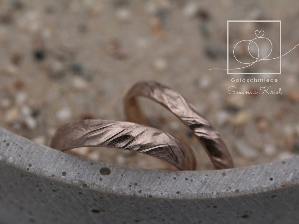 Besondere Trauringe mit starkem Muster aus Haselnussgold bzw. Toffeegold.