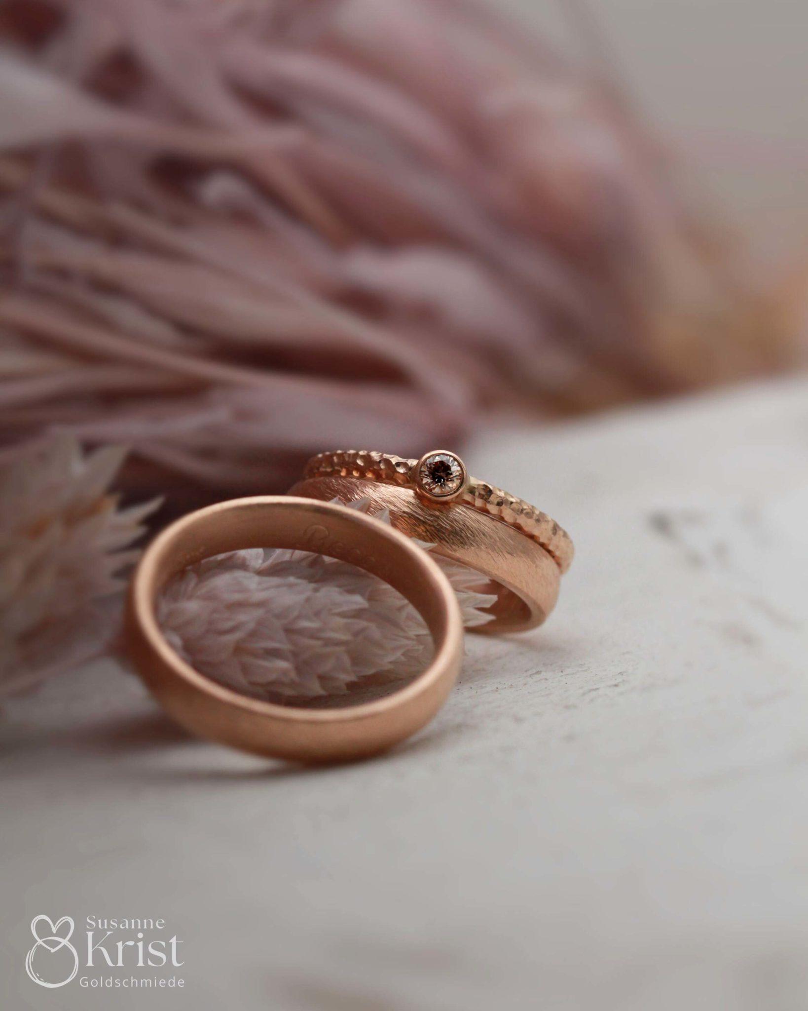Rotgoldeheringe mit Rotgold in Dünemuster und Verlobungsring mit Blubbermuster