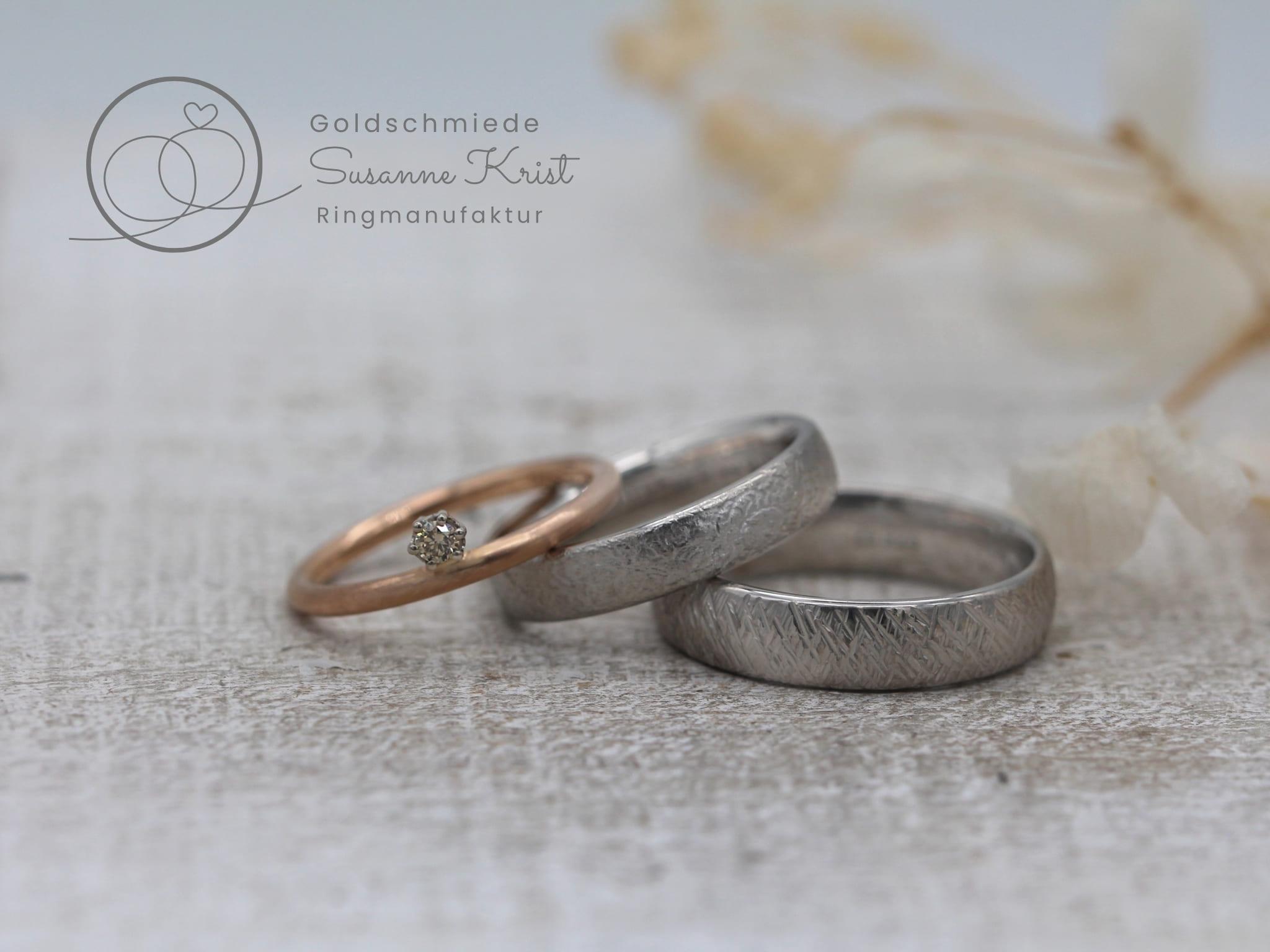 Rotgoldring als Vorsteckring und Platinringe mit Texturen. Rotgoldring als Vorsteckring und Platinringe mit Texturen.