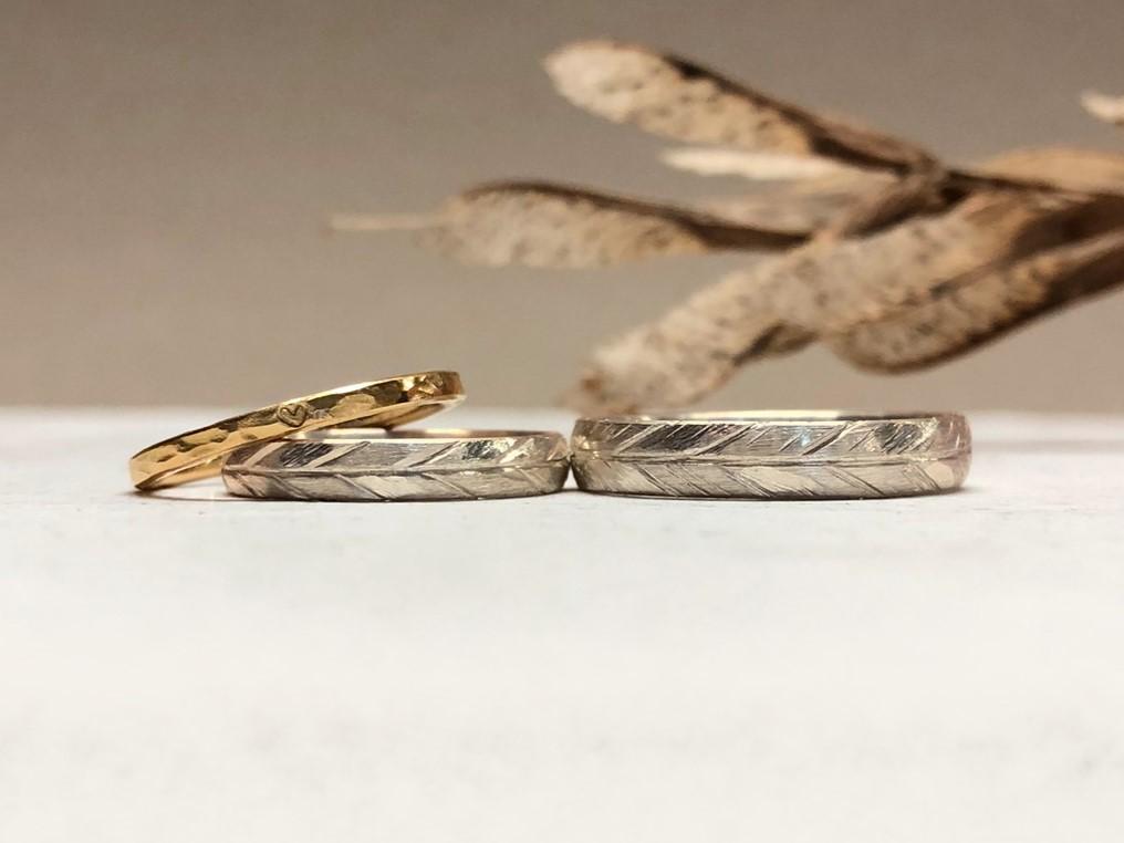 Besondere Trauringe aus Sandgold bzw. Haselnussgold im Federstil und Vorsteckring mit Herz Aridene