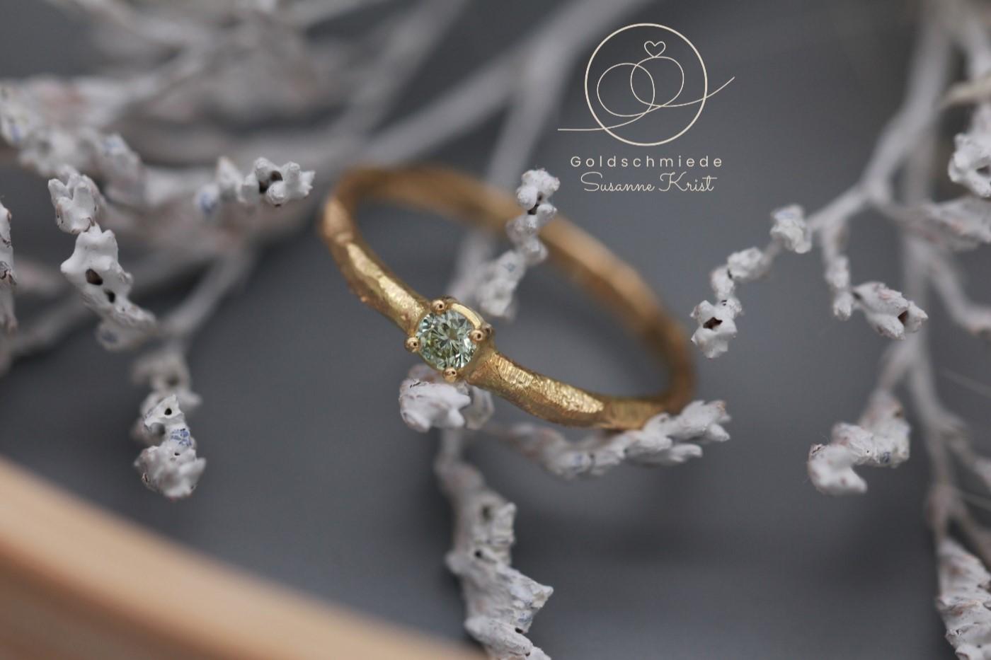 selbstgemachter Verlobungsring Minti aus der Goldschmiede Susanne Krist