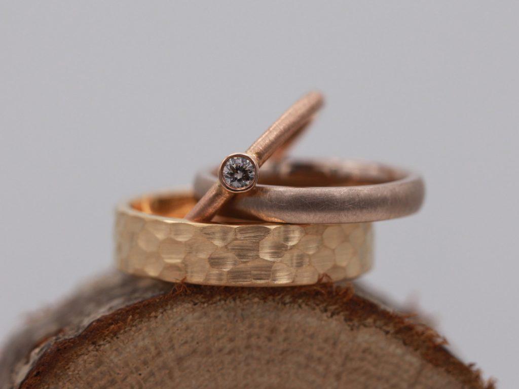 Trauringe Haselnussgold und Rosegold mit Hammerschlag mit Vorsteckring