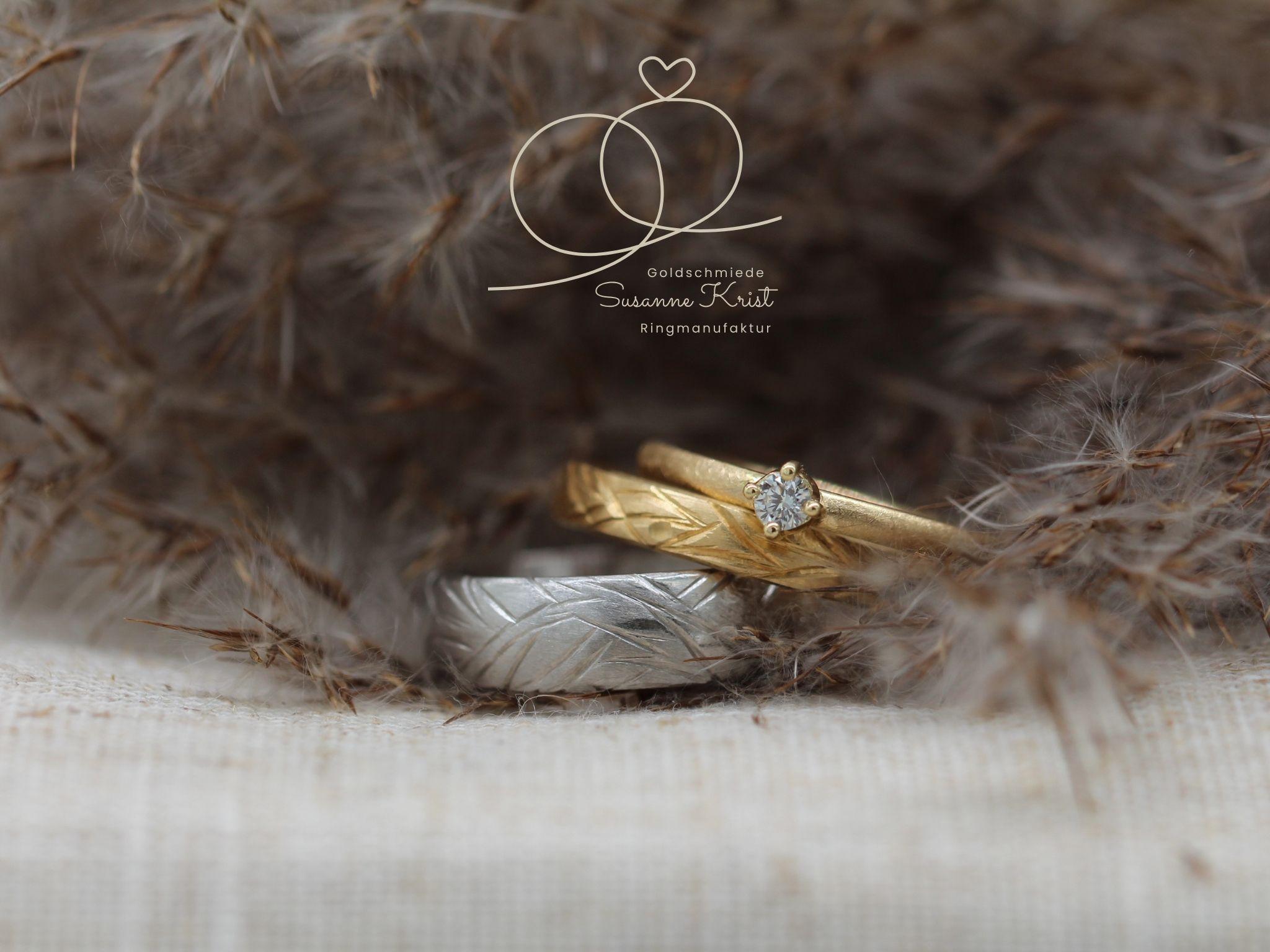 Trauringe mit Holzmuster namens Sanddorn und Verlobungsring im Set Trauringe mit Holzmuster namens Sanddorn und Verlobungsring im Set