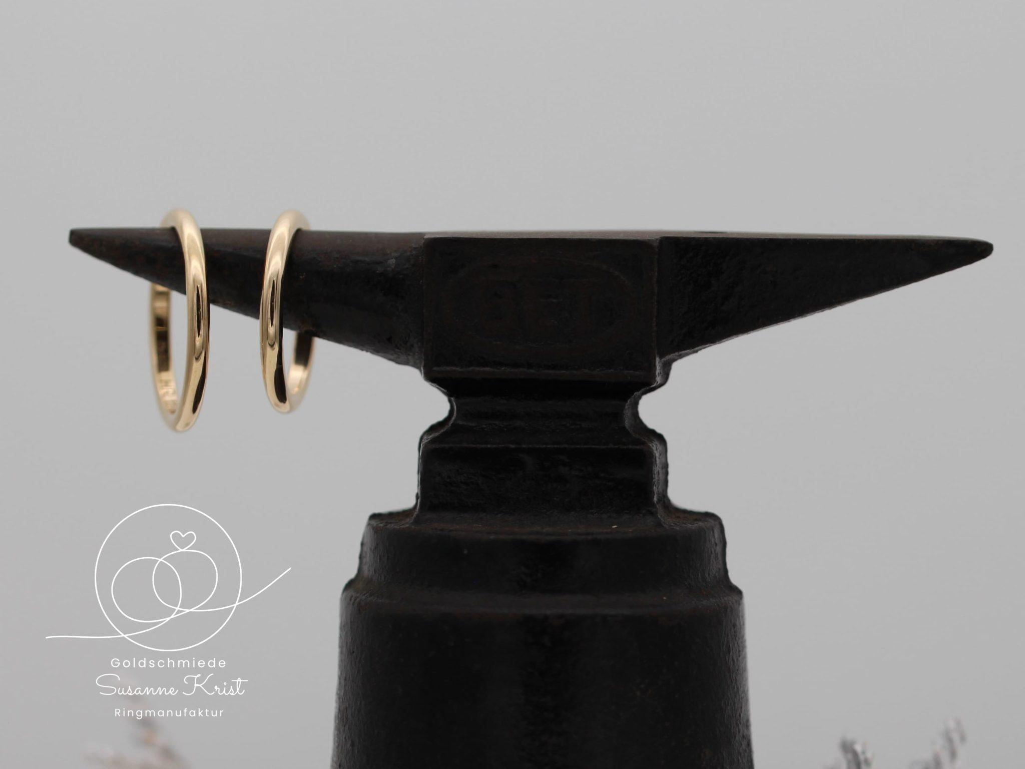 Trauringe selbstgemacht aus dem Trauringkurs, schmal und glänzend aus Rosegold. Trauringe selbstgemacht aus dem Trauringkurs, schmal und glänzend aus Rosegold.