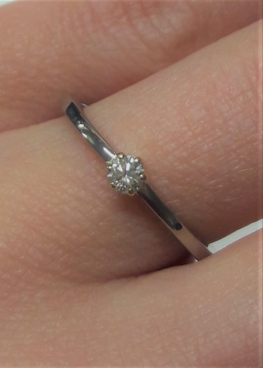 Verlobungsring in mattem Gelbgold mit weißem großen Brillanten.