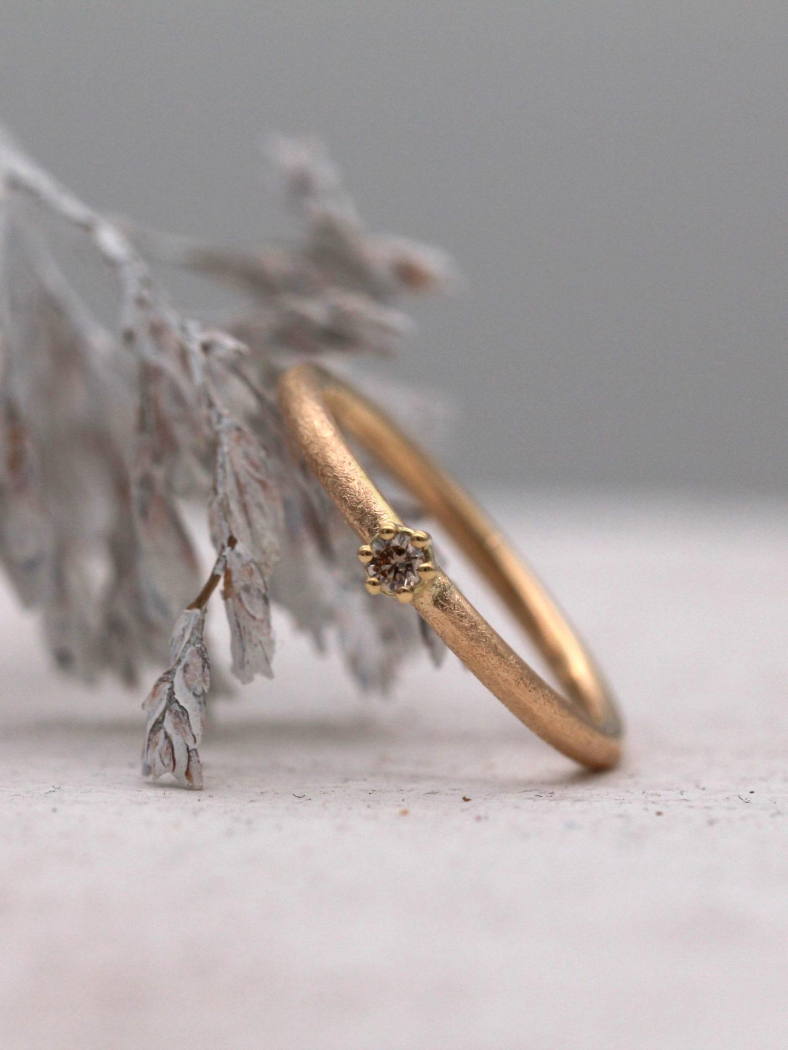 Verlobungsring selber schmieden in Gold mit Krallenfassung