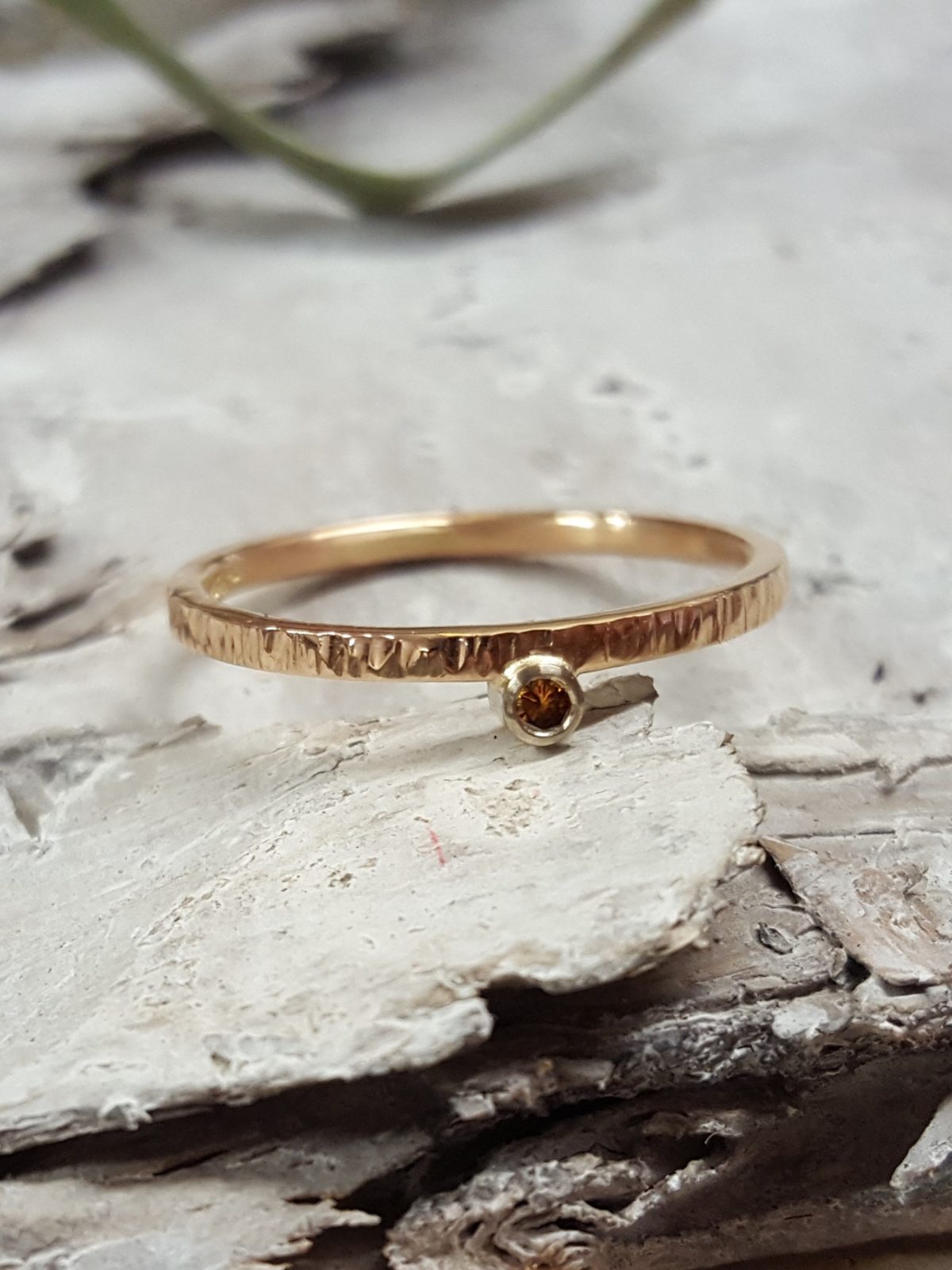 Verlobungsring in mattem Gelbgold mit weißem großen Brillanten.