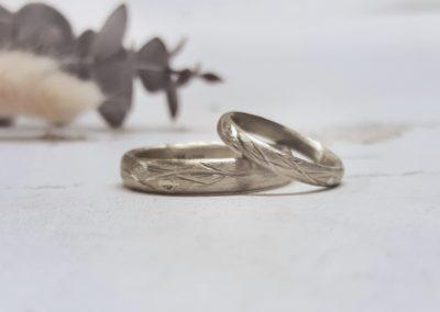 Hazelnutgold bzw Cremeweissgold Eheringe mit Sanddorn Baummuster