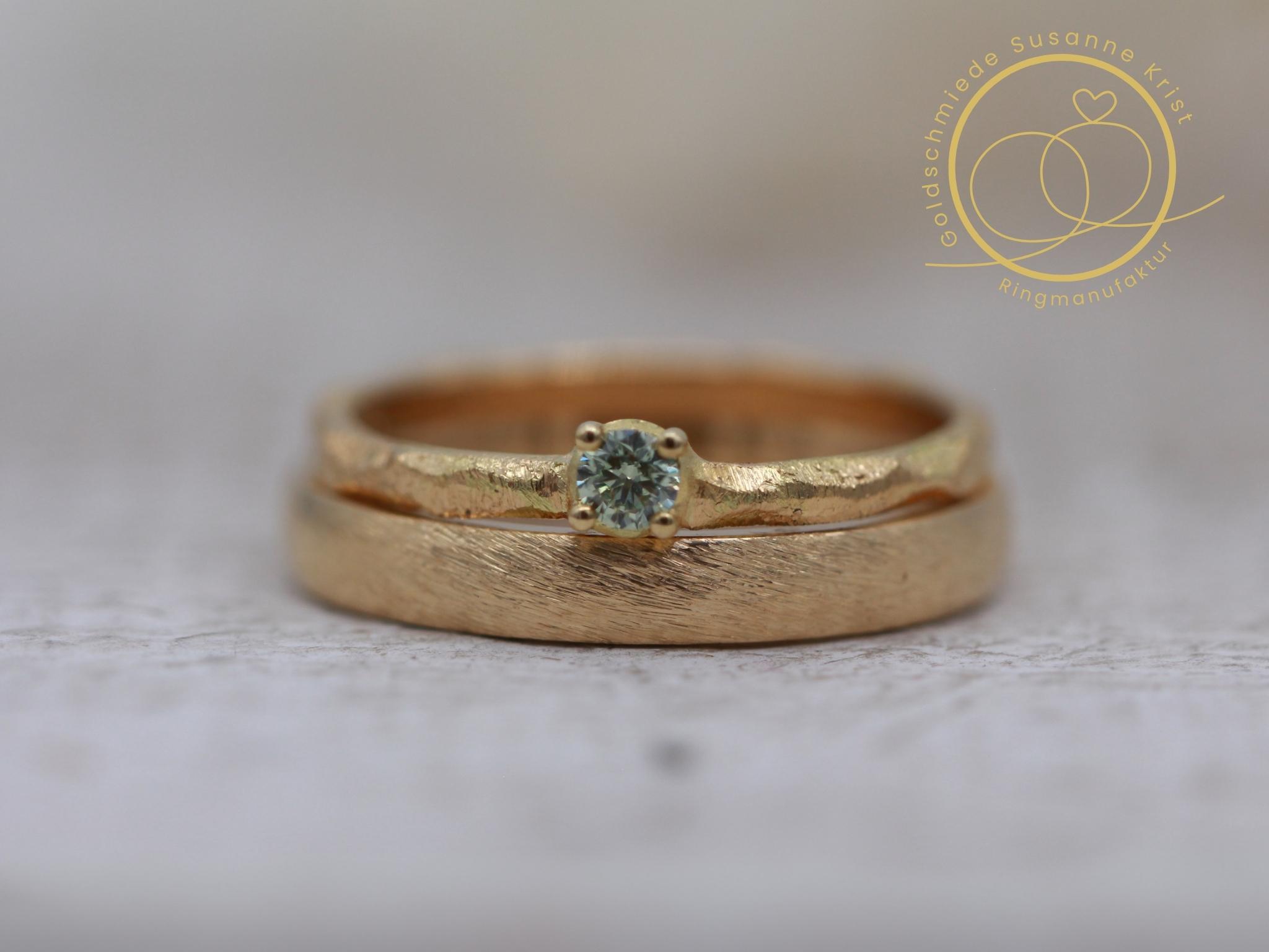 Wie sieht ein Vorsteckring als Verlobungsring aus? Er lässt sich perfekt an den Trauring anstecken. Wie sieht ein Vorsteckring als Verlobungsring aus? Er lässt sich perfekt an den Trauring anstecken.